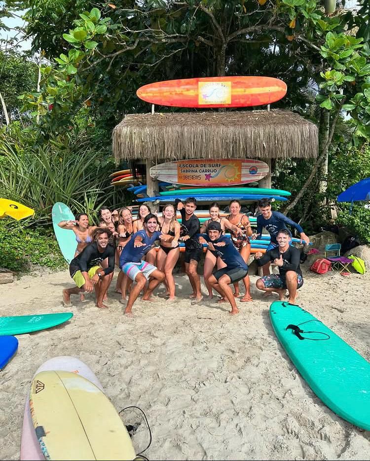 Turma da escola de surf na praia